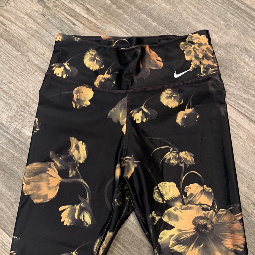 🖤 RARE! Nike Gold Floral Leggings - Picture 4 of 7